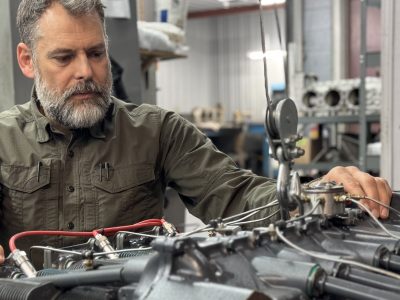 Manuel Mongrain, président de Aéro Atelier, en train de parler d'un moteur qui vient d'être assemblé et testé par son équipe de mécaniciens d'expérience, juste avant qu'il soit expédié à son propriétaire.