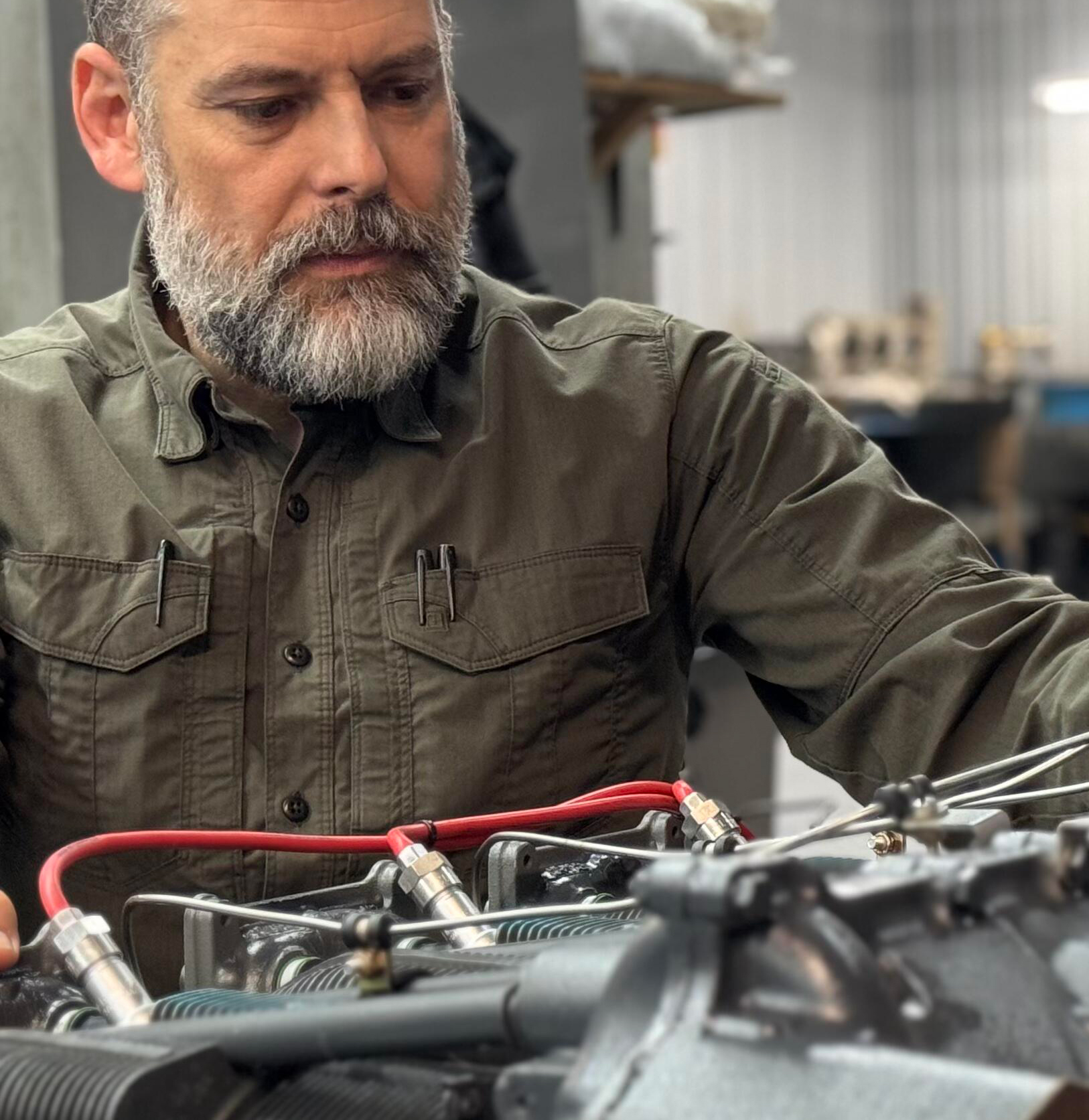 Nos techniciens expérimentés procèdent au remontage, unissant les pièces neuves et révisées selon les spécifications de couple et de calage du motoriste.