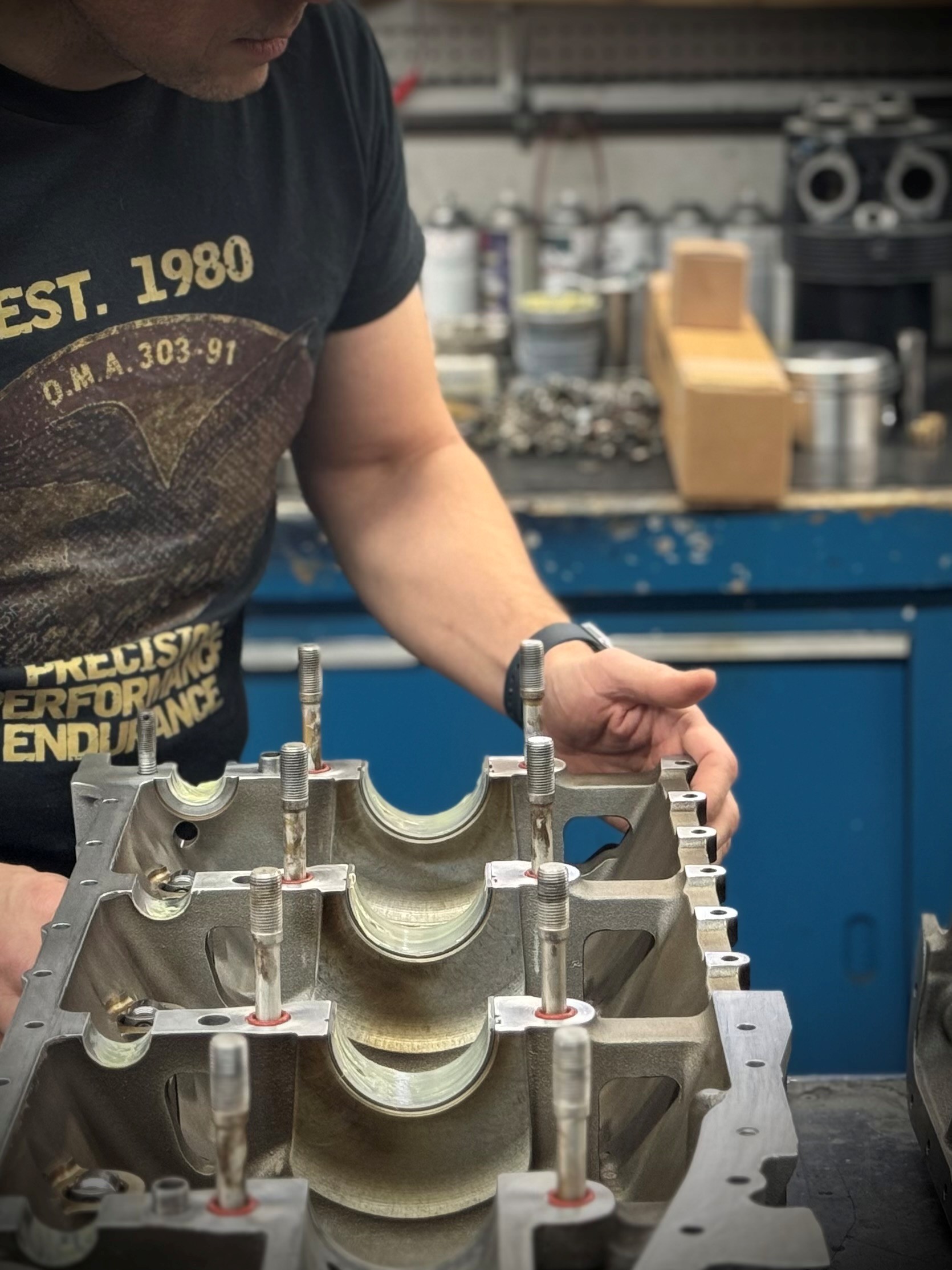 Affichez l'expérience d'une institution établie depuis 1980. Ce t-shirt arbore un logo au style « worn out » (usé) symbolisant le vécu et la fiabilité de notre expertise acquise au fil des décennies. Orné du sceau officiel de notre agrément O.M.A. 303-91, il célèbre les trois piliers qui définissent chaque moteur sortant de notre atelier : Précision, Performance et Endurance.