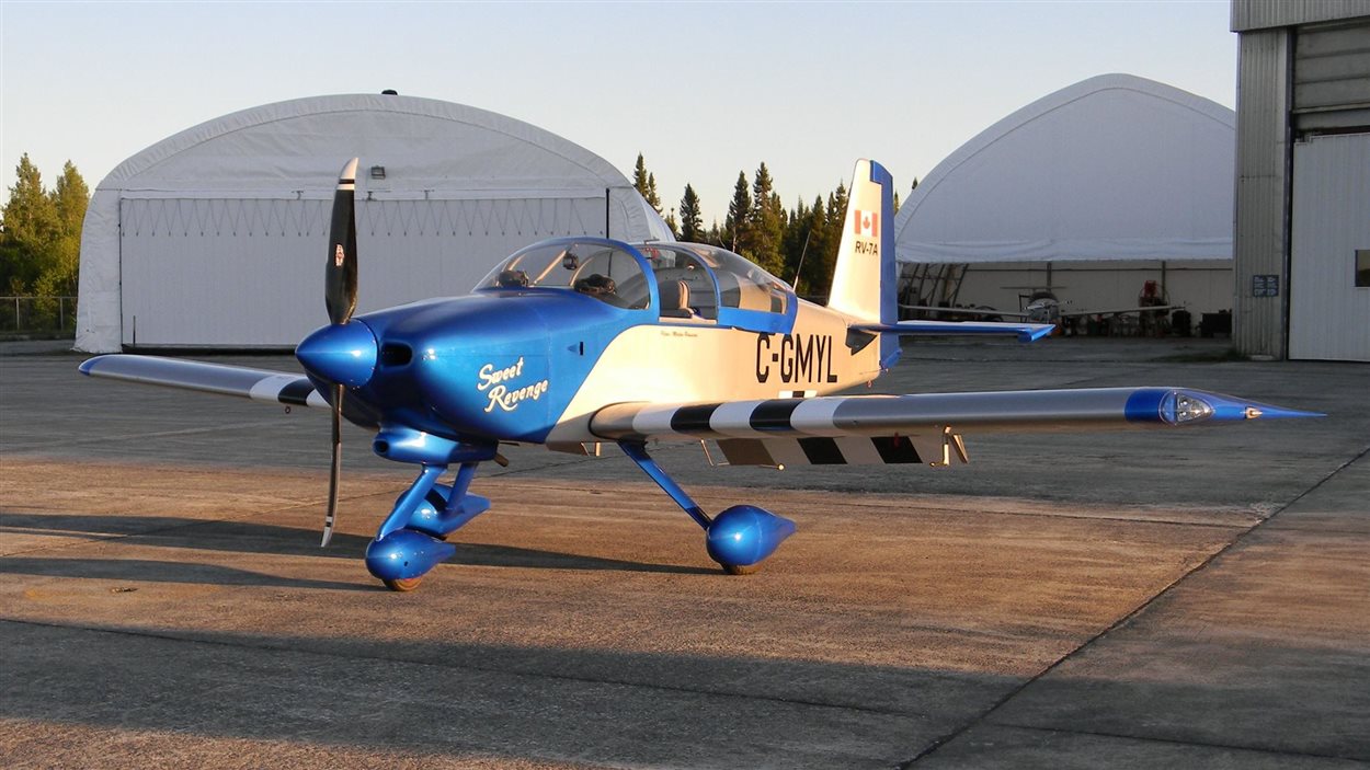 Martin Rousseau vole avec l'avion qu'il a construit