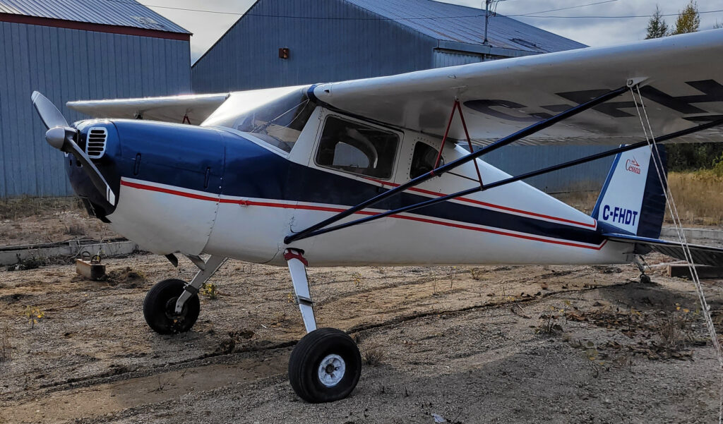 En 1984, j'ai acheté ce petit avion qui était équipé d'un petit Continental C-85. Après quelques vols, j'ai constaté un manque de puissance. J'ai communiqué avec M. Mongrain, qui a résolu mon problème avec un C-90. J'ai alors pu rivaliser avec un J-3 qui me faisait la peau.